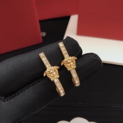 Earrings that attract attention in early spring 2023SS VERSACE Versace